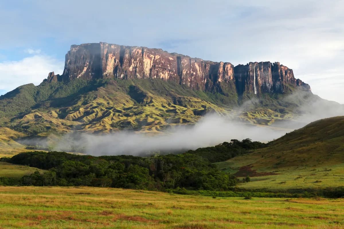 El tepuy Kukenán envuelto en niebla