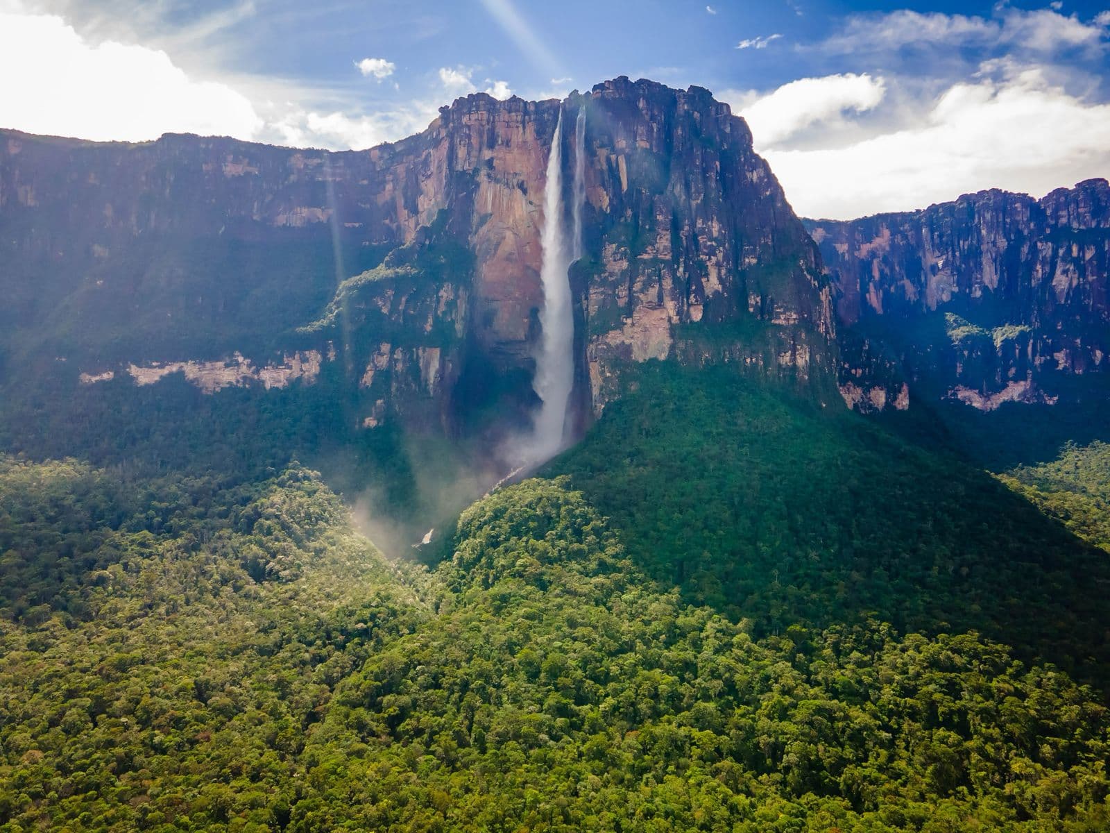 El Salto Ángel cayendo desde el tepuy Auyantepui