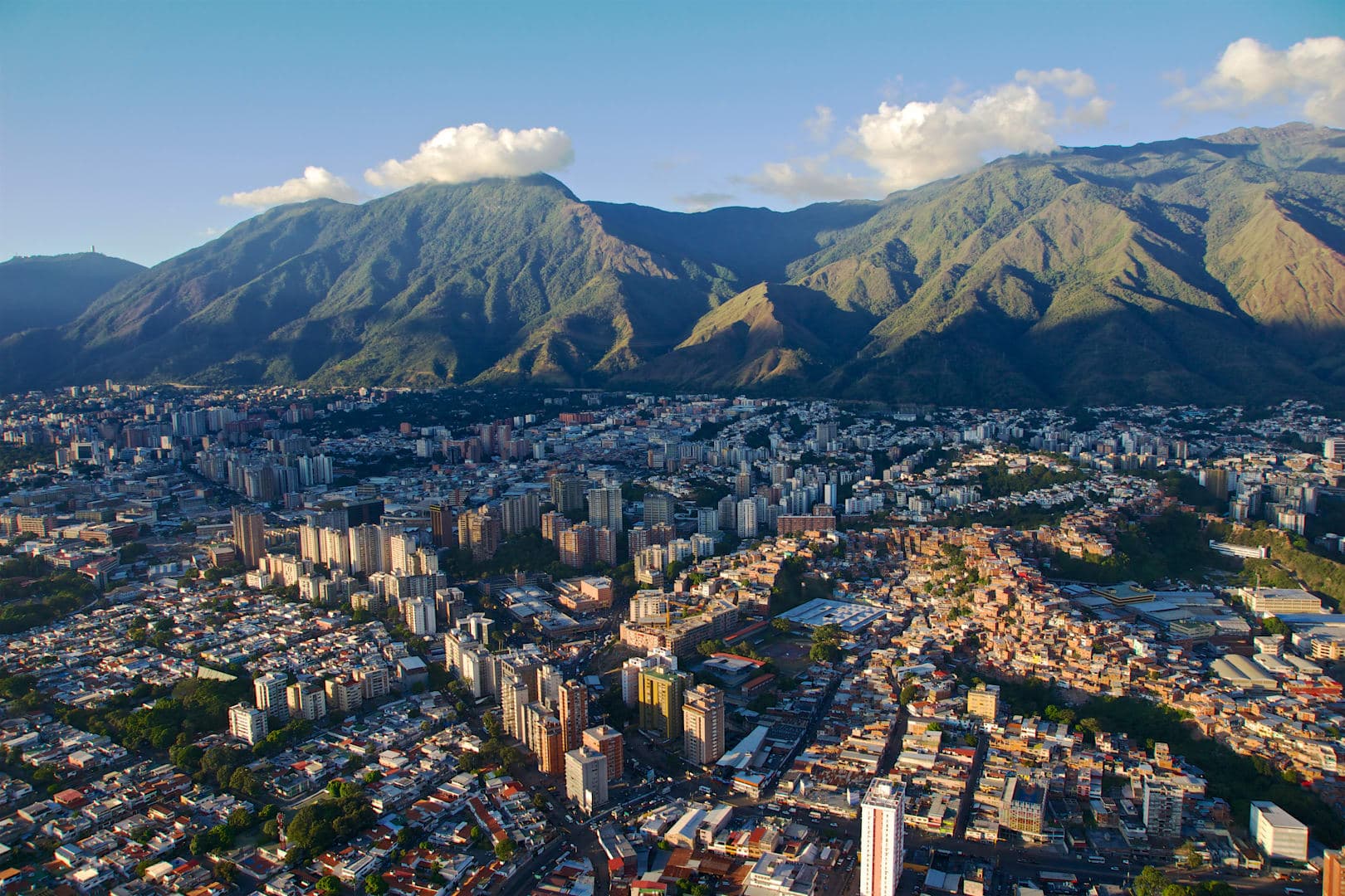 Vista aérea de Caracas con el Ávila al fondo