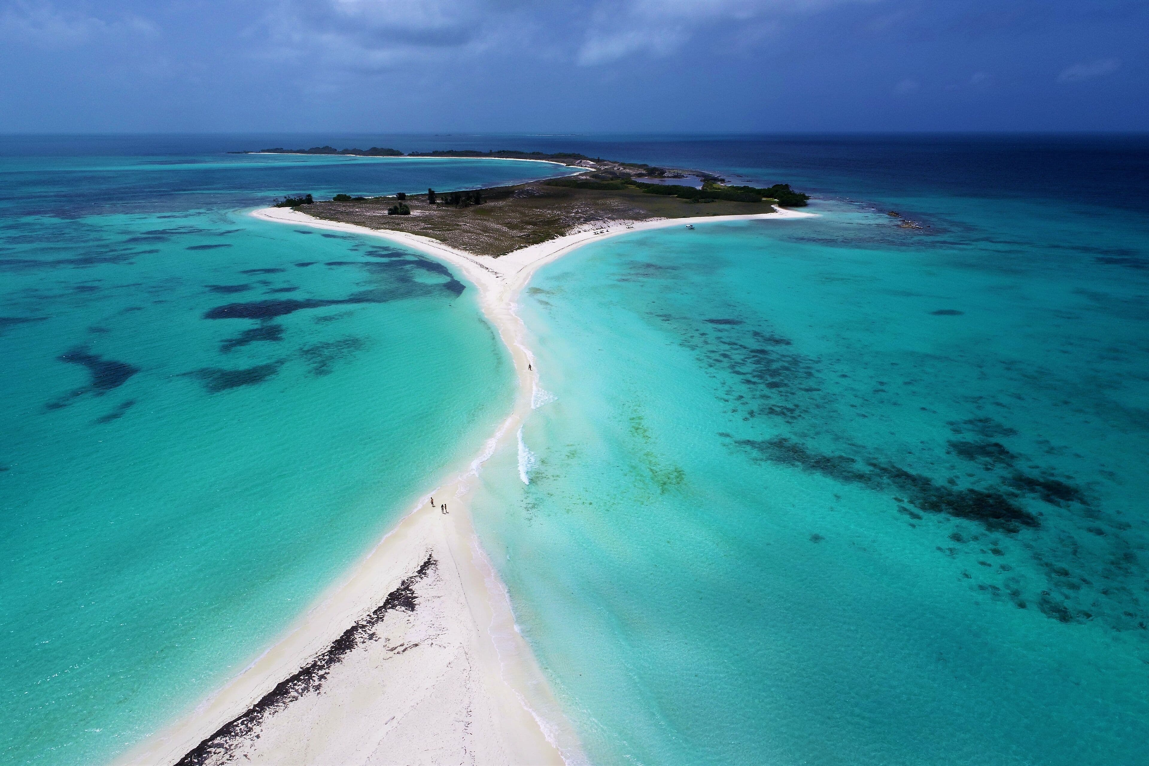 Vista aérea de un cayo de arena blanca en Los Roques, Venezuela