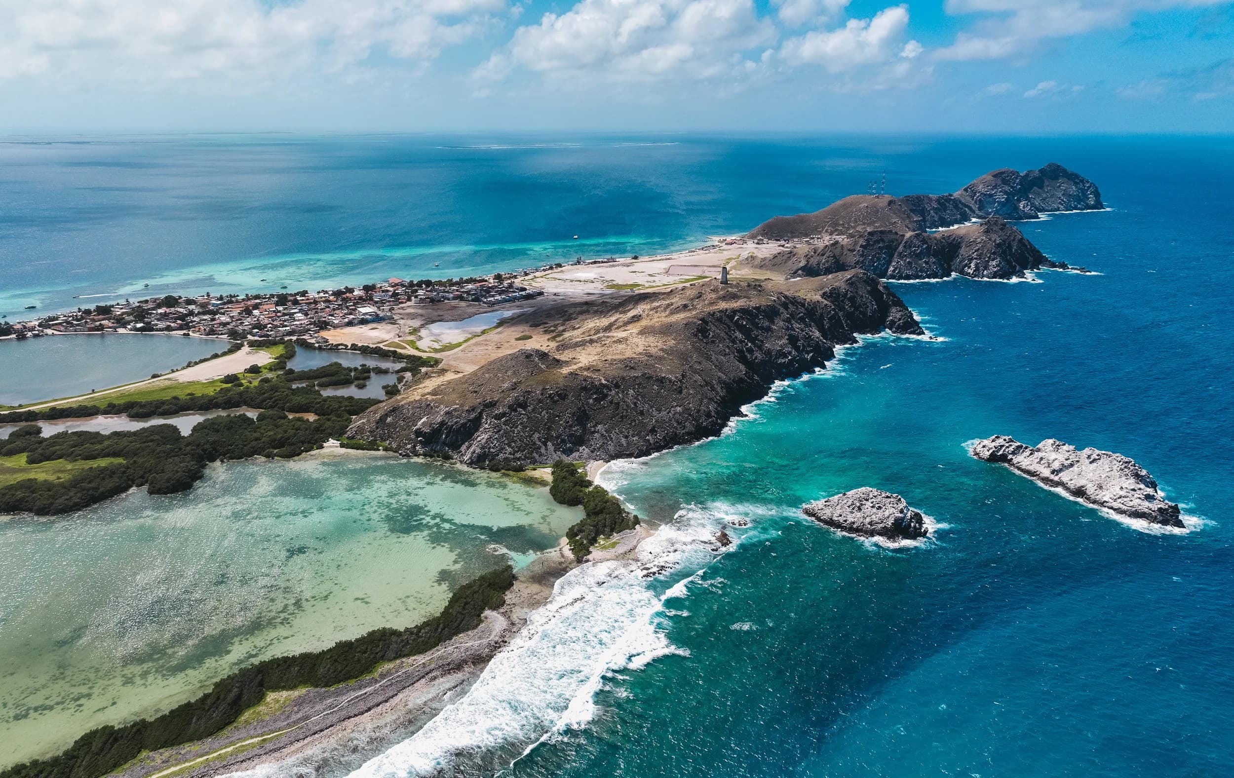 Vista aérea del pueblo y la costa de Los Roques
